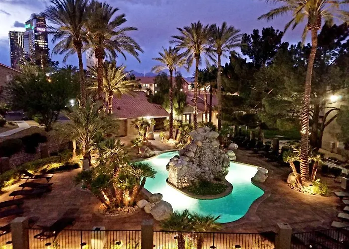 Lovely Condo! Walking Distance To The Strip With Pool And Spa